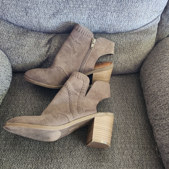 Boots - Picture 4 of 9